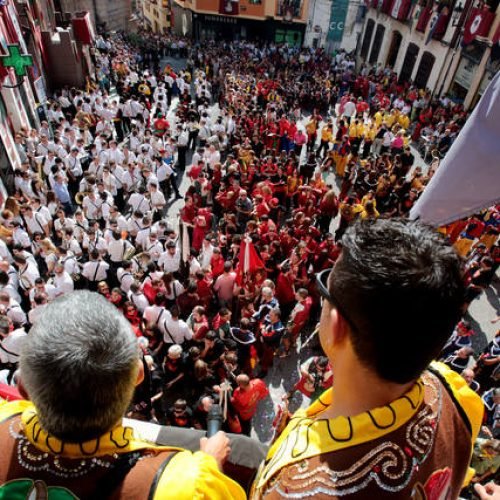 Recogida de banderas y entrada de bandas en las fiestas de moros y cristianos de Callos den Sarria 2013